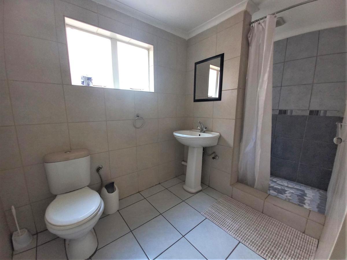 Hostel Backpackers Connection @ Jnb Airport Benoni Exterior foto